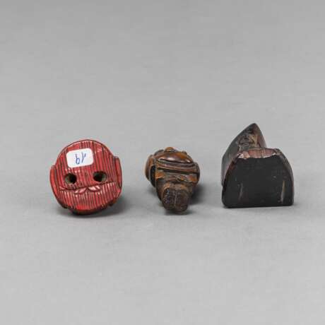 Drei Netsuke aus Holz, teils farbig gefasst - Foto 3