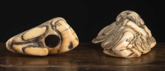 Zwei Netsuke aus Elfenbein: Sennin oder Hotei mit Sack auf der Schulter und Stehender Chinese mit großem Sack - photo 3