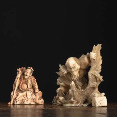 Ein Netsuke und ein Okimono aus Elfenbein - photo 1