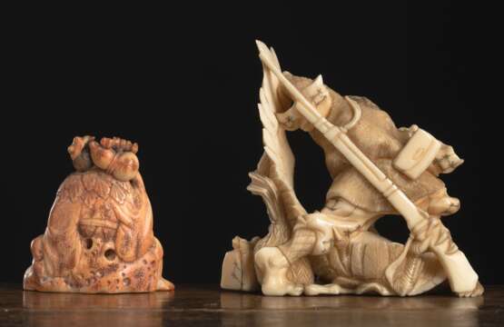 Ein Netsuke und ein Okimono aus Elfenbein - photo 2