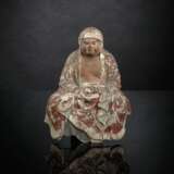 Skulptur des sitzenden Daruma mit Resten von Fassung - Foto 1