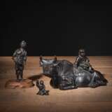 Drei Okimono aus Bronze: ruhender Büffel mit jungem Hirten auf Rücken, stehende Bäuerin und sitzender Knabe mit erhobenem Arm - фото 1