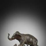 Bronze eines Elefanten im Kampf mit einem Tiger - Foto 1
