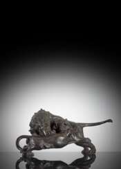 Großes Okimono aus Bronze mit Darstellung eines Kampfes zwischen Löwe und Leopard