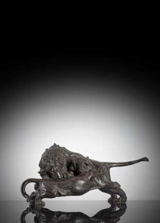 Großes Okimono aus Bronze mit Darstellung eines Kampfes zwischen Löwe und Leopard - Foto 1