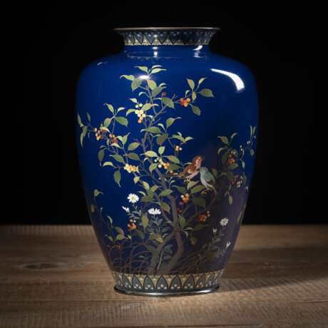 Cloisonné-Vase mit Dekor eines Vogelpaars zwischen blühenden Zweigen auf blauem Fond - photo 1