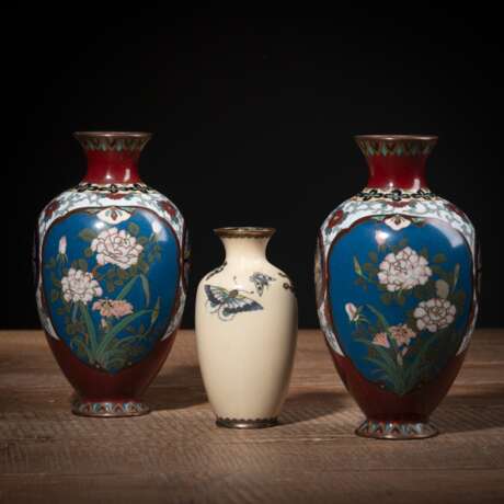 Paar Cloisonné-Vasen mit Vögeln und Blumen und eine kleine Cloisonné-Vase mit Dekor von Schmetterlingen - Foto 1