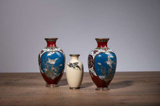 Paar Cloisonné-Vasen mit Vögeln und Blumen und eine kleine Cloisonné-Vase mit Dekor von Schmetterlingen - Foto 2