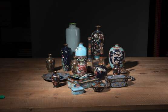 Konvolut 20 Cloisonné-Objekte mit Blumen- und Vogeldekor, u.a. Vasen, Deckeldosen, Teller, Griff - photo 2