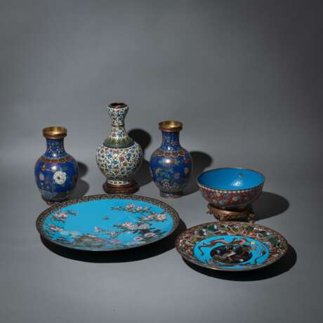 Konvolut Cloisonné-Objekte mit Drachen- bzw. Blumendekor: zwei große Platten, Paar Vasen, große Schale auf Bronzesockel und Flaschenvase - Foto 1