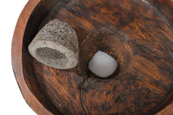 Reismühle aus Holz mit Mahlstein - Foto 2