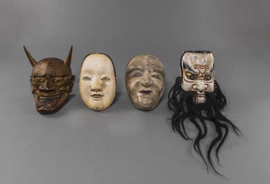 Vier Nô-Masken aus Holz, drei mit Farbfassungen - фото 1