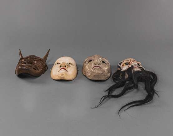 Vier Nô-Masken aus Holz, drei mit Farbfassungen - Foto 2