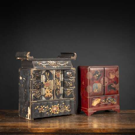 Zwei kleine schwarz und rot lackierte Kabinettschränke mit Schubladen und Floraldekor, teilweise Gold bemalt - photo 1