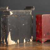 Zwei kleine schwarz und rot lackierte Kabinettschränke mit Schubladen und Floraldekor, teilweise Gold bemalt - photo 2