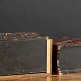 Zwei kleine schwarz und rot lackierte Kabinettschränke mit Schubladen und Floraldekor, teilweise Gold bemalt - фото 4