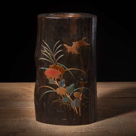 Vase in Form eines Baumstamms aus Holz mit Gold-Einlagen - Foto 1