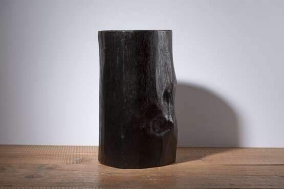 Vase in Form eines Baumstamms aus Holz mit Gold-Einlagen - фото 2