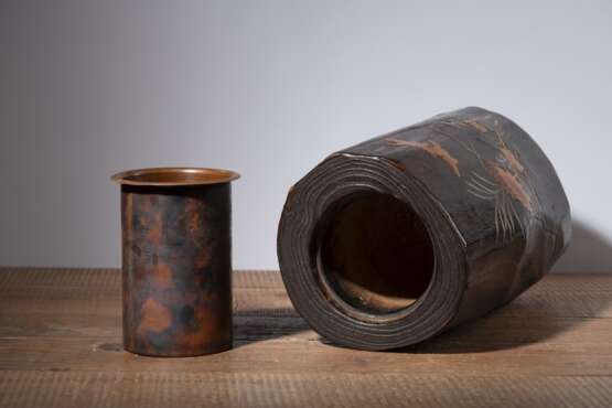 Vase in Form eines Baumstamms aus Holz mit Gold-Einlagen - Foto 3