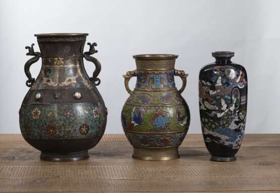 Sieben Cloisonné- und Champlevé-Vasen mit u.a. Blumendekor - Foto 2