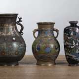 Sieben Cloisonné- und Champlevé-Vasen mit u.a. Blumendekor - photo 2