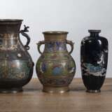 Sieben Cloisonné- und Champlevé-Vasen mit u.a. Blumendekor - photo 3