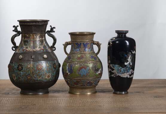 Sieben Cloisonné- und Champlevé-Vasen mit u.a. Blumendekor - photo 3
