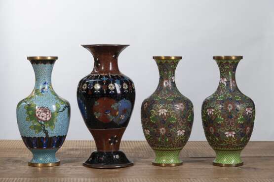 Sieben Cloisonné- und Champlevé-Vasen mit u.a. Blumendekor - Foto 6