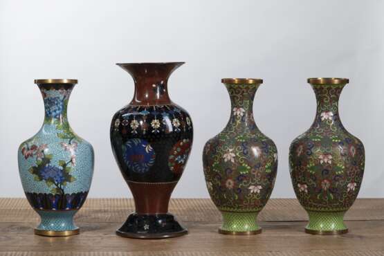 Sieben Cloisonné- und Champlevé-Vasen mit u.a. Blumendekor - photo 7