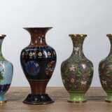 Sieben Cloisonné- und Champlevé-Vasen mit u.a. Blumendekor - photo 7