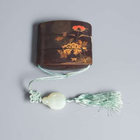 Dreiteiliges Inro mit Floral und Shishi-Dekor sowie Ojime aus Jade in Form eines Budai - photo 3