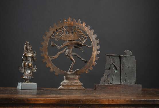 Drei Bronzeskulpturen des Shiva als Nataraja u. a. - Foto 2