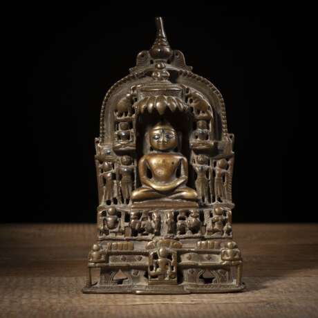 Bronze eines Jain Tirthankara mit rückseitiger Inschrift - фото 1