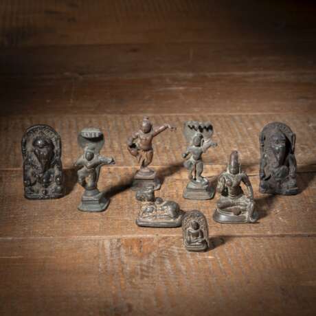 Acht Miniaturen aus Bronzeu u. a. des Krishna, Buddha, Ganesha u. a. - Foto 1