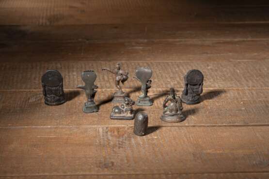 Acht Miniaturen aus Bronzeu u. a. des Krishna, Buddha, Ganesha u. a. - Foto 2