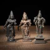 Drei Bronzefiguren des stehenden Vishnu u. a. - фото 1