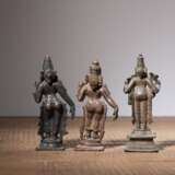 Drei Bronzefiguren des stehenden Vishnu u. a. - photo 2