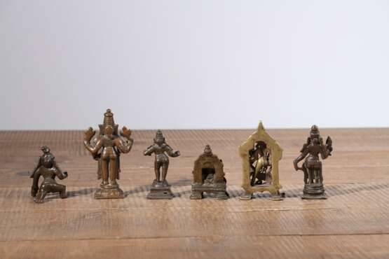 Sechs kleine Bronzefiguren, u.a. Krishna, Parvati, Ganesha - фото 2