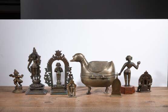 Konvolut neun Bronzen, u.a. Figuren, Jain-Altar, entenförmiger Deckelgefäß - photo 2