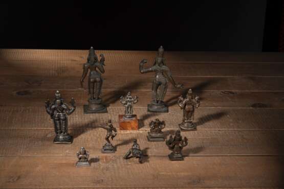 Gruppe von zehn Bronzefiguren, u.a. Shiva, Parvati, Krishna, Ganesha - photo 2