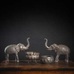 Zwei metallbeschlagene Elefanten, eine gefußte Silberschale in Blütenform mit figuralem Dekor in Repoussé-Technik und eine weitere Silberschale