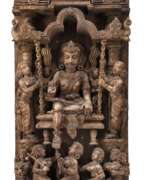 Overview. Große Stele aus Holz mit zentraler Darstellung des Krishna