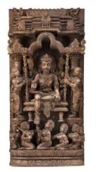 Große Stele aus Holz mit zentraler Darstellung des Krishna