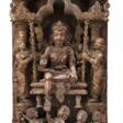 Große Stele aus Holz mit zentraler Darstellung des Krishna - Prix ​​des enchères