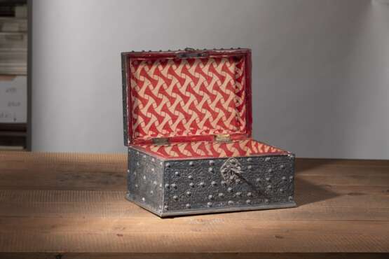 Deckelkasten aus Holz mit Ummandlung aus Repoussé-Silber mit Blütenrankendekor - photo 2