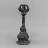 Glocke eines Priester aus Bronze mit Griff in Form eines Vajra - фото 2