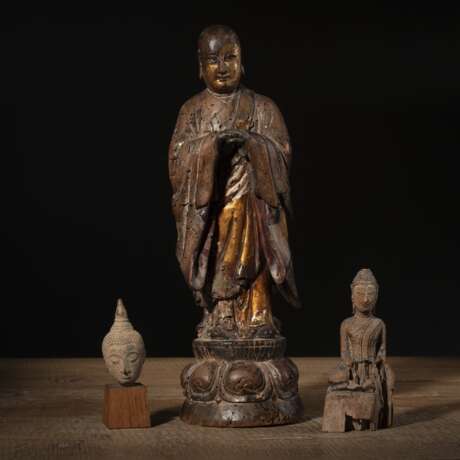 Figur eines Mönches aus Holz, kleiner Bronzekopf des Buddha, Holzfigur des Buddha - Foto 1