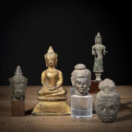 Gruppe von drei Buddhaköpfen und zwei Figuren aus Bronze und Stein - Foto 1