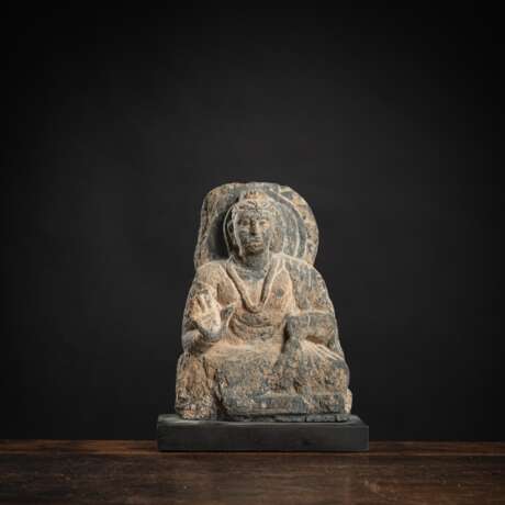 Fragment mit Darstellung des Buddha Shakyamuni aus grauem Schiefer - фото 1