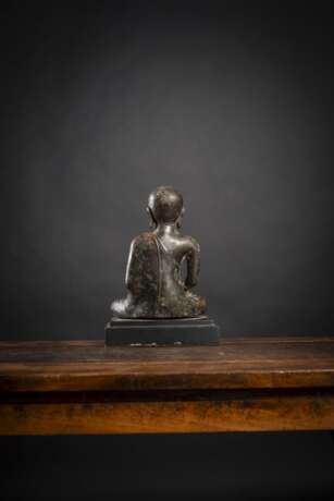 Bronze eines sitzenden Mönches - photo 3